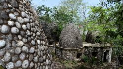 CNNE 813400 - encuentran a turistas refugiados en una cueva en india