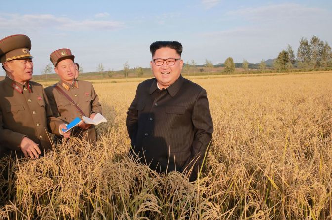 Kim visita una granja en esta foto de septiembre de 2017 publicada por la Agencia Central de Noticias de Corea. KCNA / AFP / Getty Images