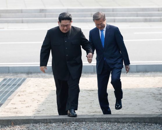 Se hizo historia en abril de 2018 cuando Kim se convirtió en el primer líder norcoreano en cruzar al territorio surcoreano desde 1953. El presidente surcoreano Moon Jae-in estaba esperando para saludarlo en la línea de demarcación militar que durante mucho tiempo dividió a las dos Coreas. AFP / Getty Images