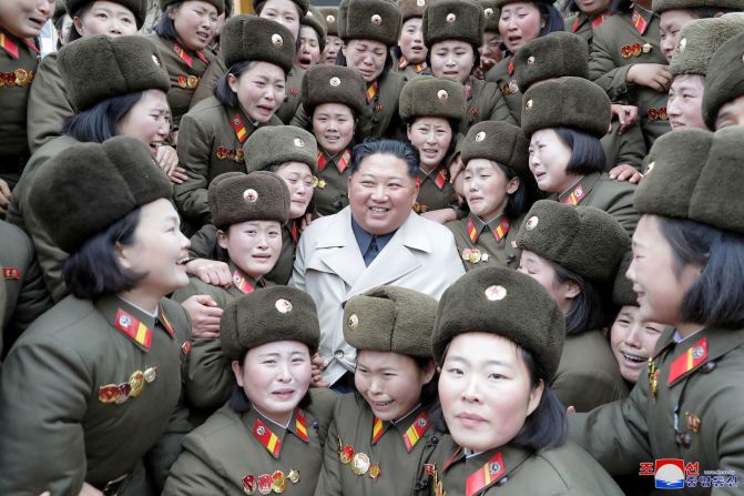 Kim está rodeado de tropas en esta foto sin fecha publicada por la agencia de noticias estatal en noviembre de 2019. KCNA / Reuters