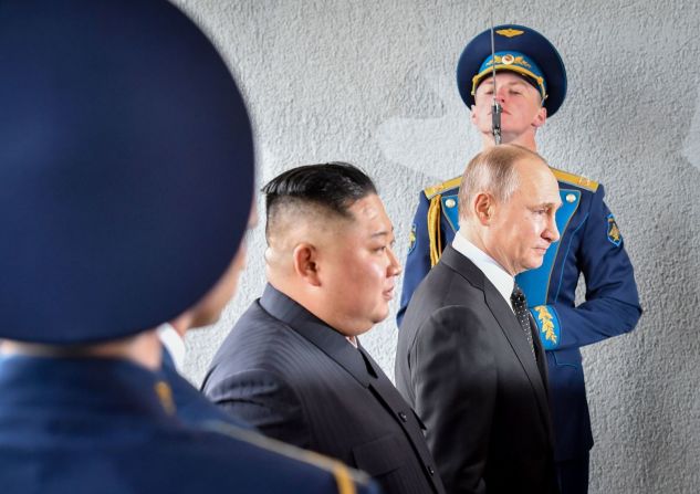 Kim y el presidente de Rusia, Vladimir Putin, pasan delante de los guardias durante su reunión en Vladivostok, Rusia. Yuri Kadobnov / AFP / Getty Images