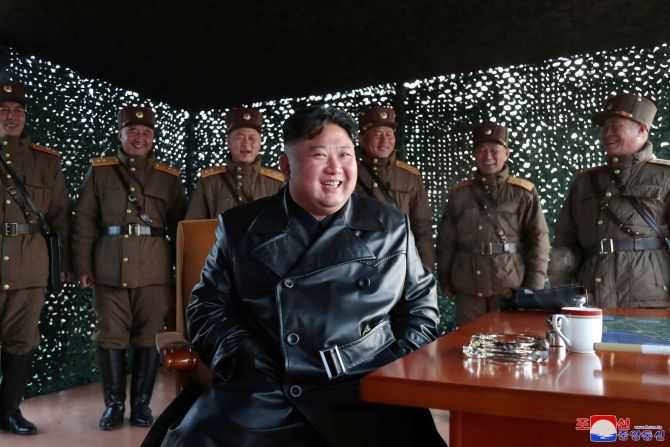 Kim está respaldado por tropas en esta imagen publicada en marzo de 2020. KCNA / Reuters