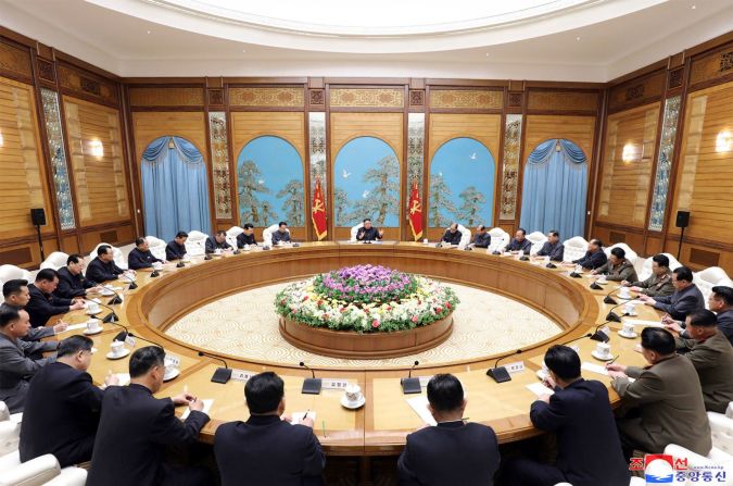 Kim apareció por última vez en los medios estatales de Corea del Norte el 11 de abril. Estaba asistiendo a una reunión de politburó del gobernante Partido de los Trabajadores. KCNA / AP