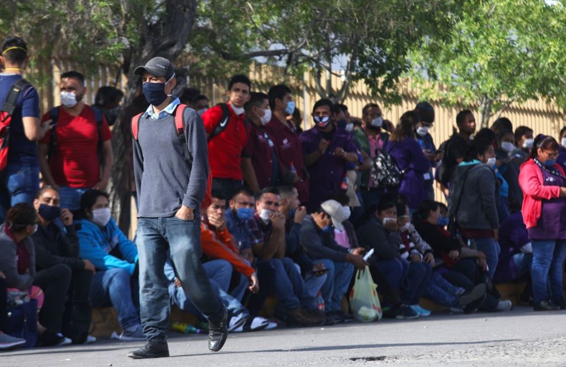 Trabajadores de una fábrica en México protestan por la falta de medidas de protección contra el coronavirus.