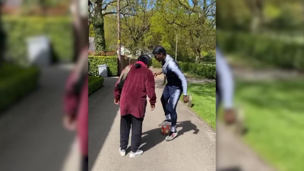 CNNE 814150 - paul pogba juega con su madre para pasar tiempo con ella