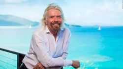 CNNE 814163 - richard branson busca salvar 2 de sus aerolineas con una isla privada