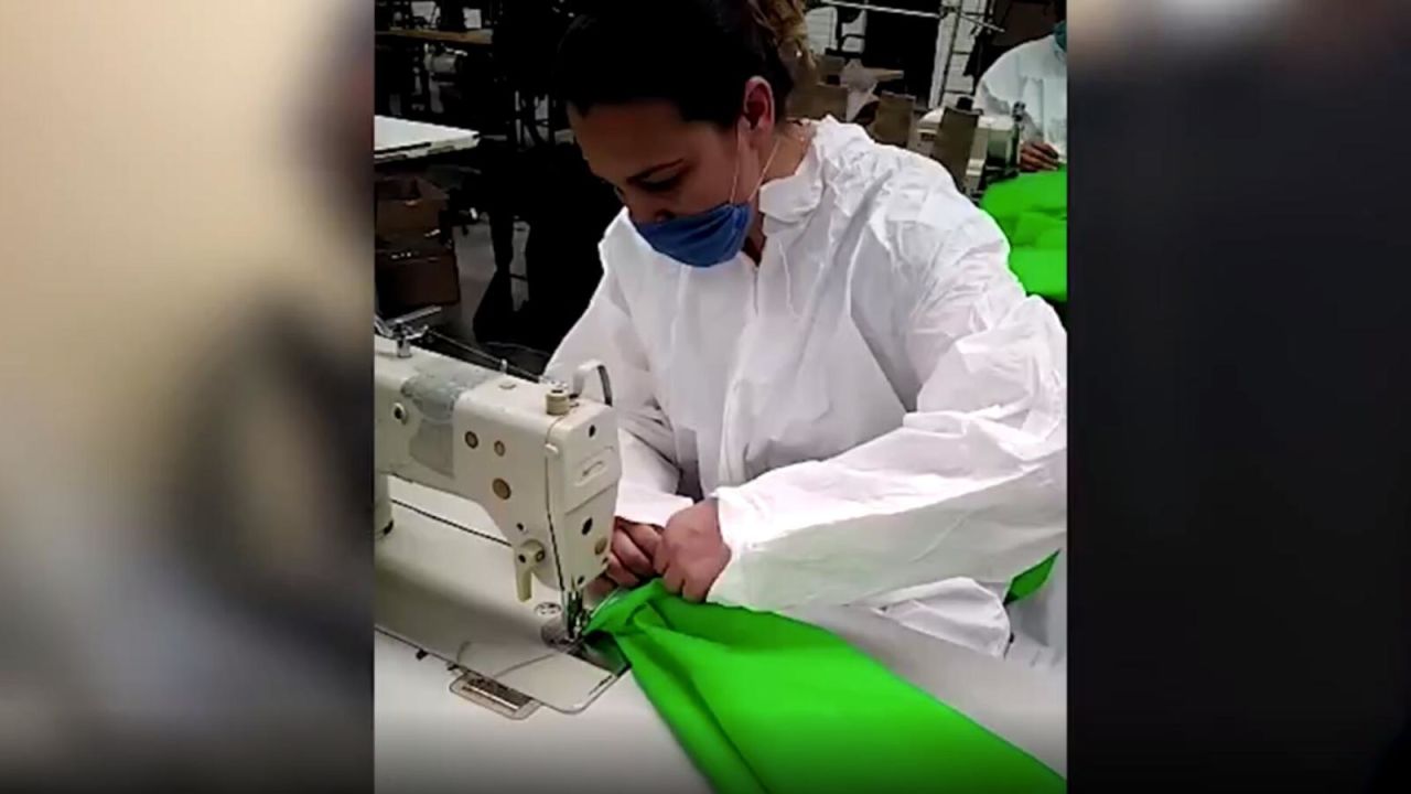 CNNE 814340 - disenadoras de mexico crean prendas para trabajadores de la salud