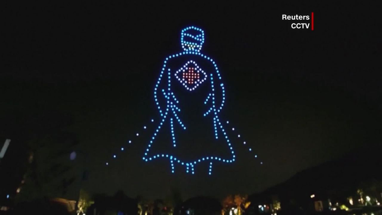 CNNE 814367 - un homenaje con drones y luces para los medicos de china