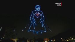 CNNE 814367 - un homenaje con drones y luces para los medicos de china