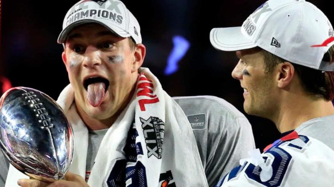 Rob Gronkowski, a la izquierda, jugó en tres equipos ganadores del Super Bowl con Tom Brady y los New England Patriots.