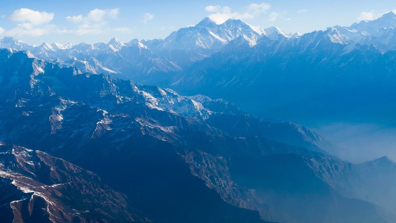 Monte Everest — Incluso el pico más alto de la Tierra no es inmune a la crisis climática. Los científicos descubrieron que el derretimiento debido a las temperaturas más cálidas ha llevado a una mayor vegetación en todas las elevaciones.