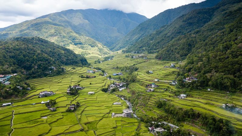Cordilleras de Filipinas — Durante 2.000 años, los altos campos de arroz de Filipinas han moldeado el paisaje de las Cordilleras en el Isla de Luzon. Pero son más susceptibles que nunca a los deslizamientos de lodo, ya que los eventos de lluvia extrema se vuelven más frecuentes en el sudeste asiático.