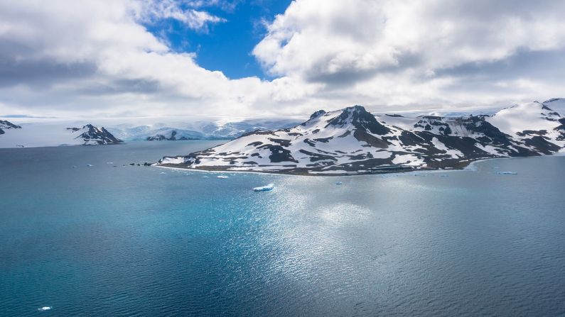 Antártida — Al igual que el Ártico, la Antártida se está calentando más rápido que la mayoría del resto del mundo, y el continente está experimentando cambios alarmantes. La temperatura más cálida jamás medida en la Antártida se registró en 2020, un iceberg del tamaño de Atlanta se desprendió de un glaciar, y los amados pingüinos que llaman hogar al continente están disminuyendo. Los efectos del cambio climático aquí se sentirán en todo el mundo. Las capas de hielo de la Antártida contienen suficiente agua para elevar el nivel del mar en casi 60 metros, según la Organización Meteorológica Mundial.