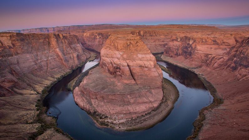 Río Colorado — El río Colorado es pintoresco, pero también proporciona agua a más de 40 millones de personas, desde Denver hasta Los Ángeles. Sin embargo, su flujo ha disminuido en un 20% en comparación con el siglo pasado, y los investigadores dicen que la crisis climática es la culpable. Más de la mitad de la disminución en el flujo del río está relacionada con el aumento de las temperaturas. A medida que el calentamiento continúa, dicen que se espera que crezca el riesgo de "escasez severa de agua" para los millones que dependen de él.