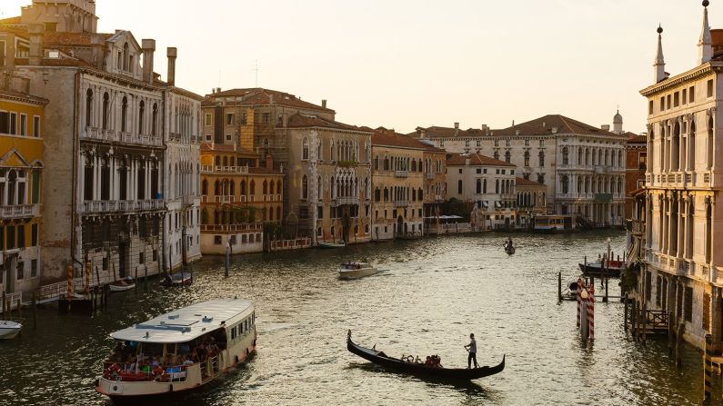 Venecia — Durante sus más de 1.000 años de historia, Venecia no es ajena a las inundaciones. Pero con el aumento de los mares, sus inundaciones anuales se han vuelto más comunes y perjudiciales. En 2019, en un cruel giro de ironía, el Consejo regional de la ciudad de Veneto se inundó minutos después de que votaron para rechazar medidas para combatir el cambio climático.