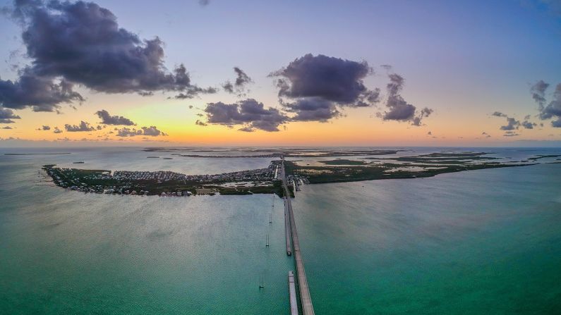 Cayos de Florida — Los cayos de Florida se encuentran entre los lugares más vulnerables en Estados Unidos por los efectos de la crisis climática. Las cálidas temperaturas del océano están blanqueando los arrecifes circundantes. La amenaza del aumento del nivel del mar sigue creciendo. Y, como siempre, se avecina la posibilidad de que los huracanes con el cambio climático aumenten su potencial destructivo.