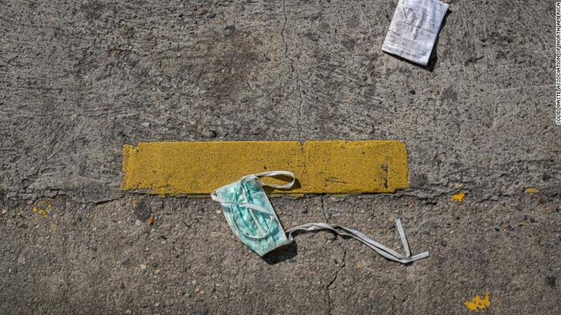 Las máscaras y guantes que la gente tira en las calles se están convirtiendo en un peligro para la salud | cnn