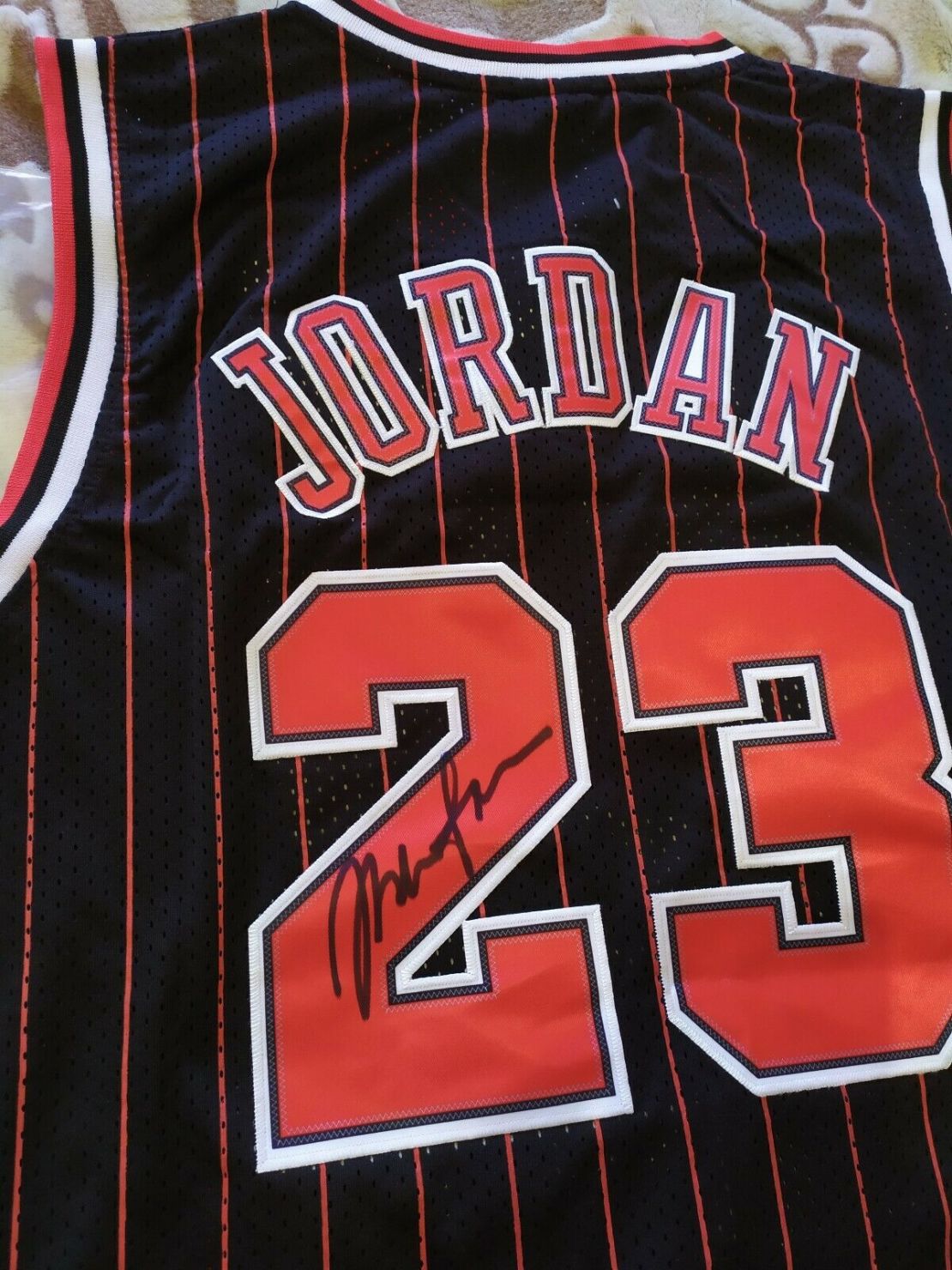 El clásico jersey negro y rojo autografiado con el número 23 de Jordan (Foto cortesía eBay).