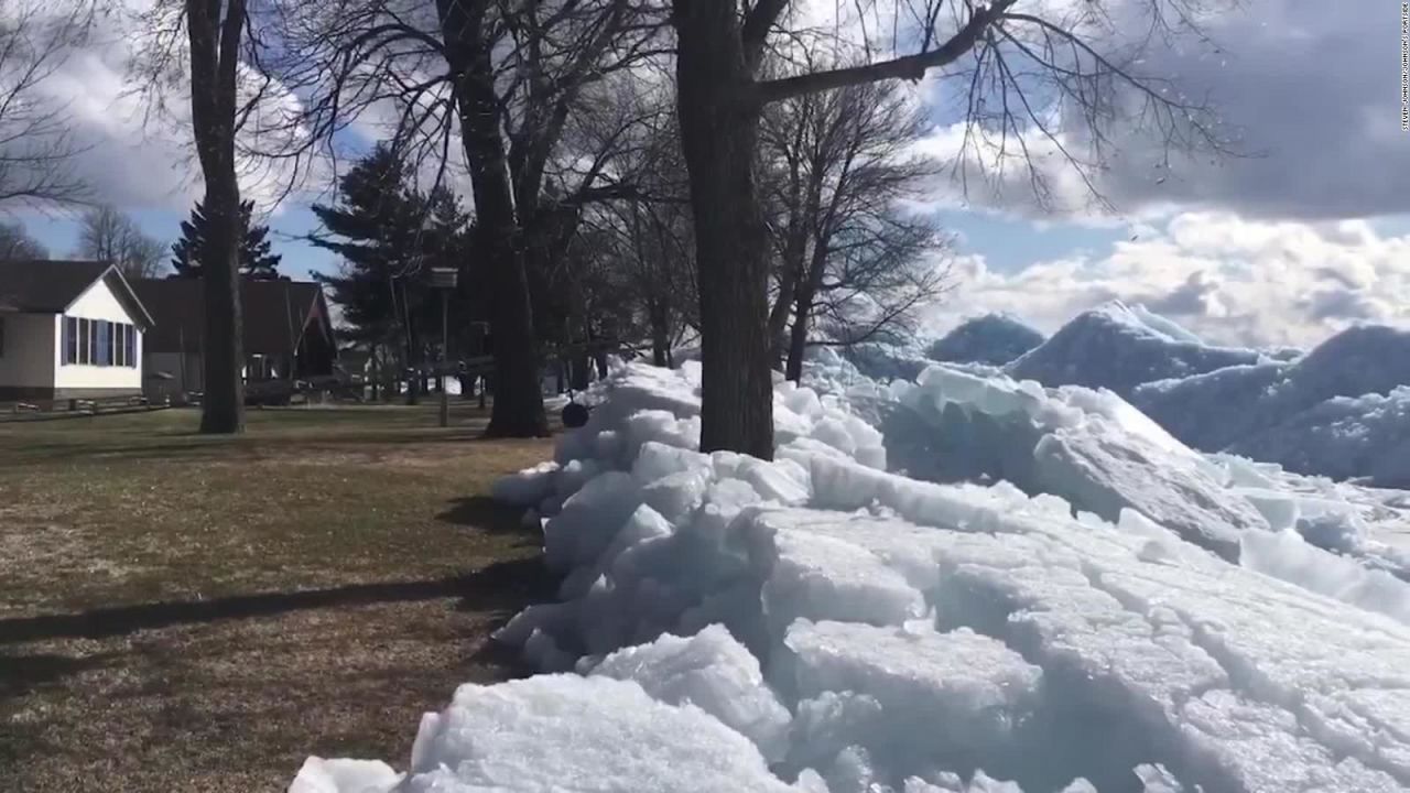 CNNE 815145 - olas de hielo se acumulan frente a hogares en minnesota