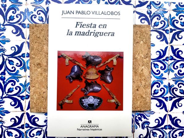 "Fiesta en la madriguera" (Juan Pablo Villalobos, 2010): Divertida y a la vez cruel, esta novela breve narra en primera persona el día a día de un niño con un capricho: que su padre, un narco, le dé un hipopótamo enano de Liberia.