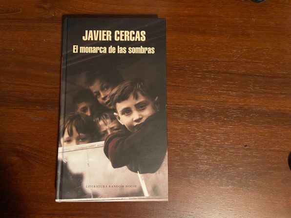 “El monarca de las sombras” (Javier Cercas, 2017): Se acompaña al autor en un recorrido por sus orígenes en una Extremadura franquista llena de pobreza y fantasmas para conocer la historia de su tío abuelo Manuel Mena, héroe familiar a pesar de su brevísimo paso por la Guerra Civil española.