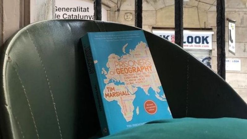 "Prisoners of Geography" (Tim Marshall, 2017): El autor, periodista de asuntos internacionales de larga carrera, explica, con la ayuda de 10 mapas, el peso de la ubicación geográfica en el desarrollo de naciones y regiones de todo el mundo, desde EE.UU. y China hasta Latinoamérica.