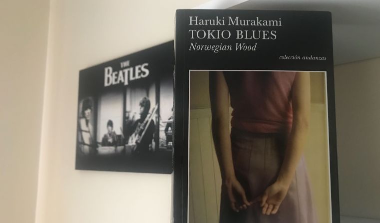 “Tokio Blues” (Haruki Murakami, 1987): Esta novela es un viaje: un viaje ambientado por Los Beatles, el impacto de un suicidio y la absoluta realidad de no poder nunca entender todo lo que pasa en la cabeza del otro. Y también de poder vivir con ello. Watanabe y Naoko protagonizan una historia que se gana a pulso un lugar en la memoria.