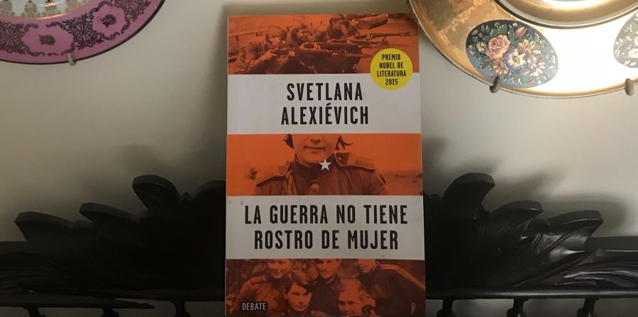 “La guerra no tiene rostro de mujer” (Svetlana Alexiévich, 2013): Fueron miles de mujeres las que combatieron en el Ejército Rojo durante la Segunda Guerra Mundial y este libro reúne sus estremecedores testimonios: de lo que vivieron enfrentando al enemigo y a la propia sociedad en la que crecieron. “Los hombres temían que las mujeres contaran otra guerra, una guerra distinta”.