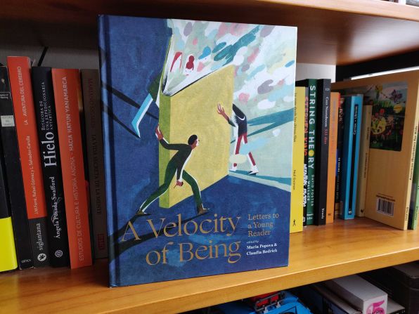 "A Velocity of Being: Letters to a Young Reader" (Editado por Maria Popova y Claudia Bedrick, 2018): Contiene 121 cartas dirigidas a jóvenes lectores sobre el papel que tuvieron o tienen los libros en la vida de quien remite la carta. Hay cartas de personas ciencia, escritores, músicos, poetas, filósofos, actrices e incluso sobrevivientes del Holocausto. Cada una está ilustrada por un artista diferente. (Foto: Luis Quintana, quien lo lee con su hijo).