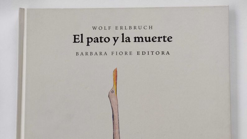 "El Pato y la muerte" (Wolf Erlbruch, 2007): Un tierno relato sobre la muerte, una reflexión para niños y adultos sobre este asunto que, lo sabemos bien, es inevitable -y no tiene que ser un tabú-.