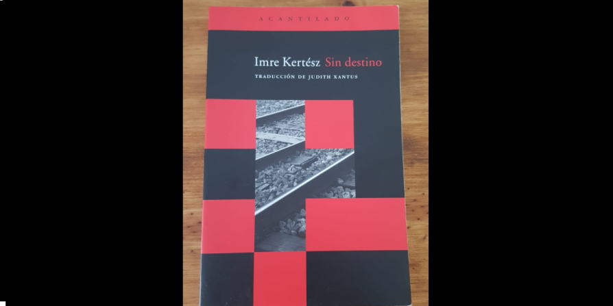 “Sin destino” (Imre Kertész, 1975). Es literatura sobre el Holocausto. En su adolescencia, el autor vivió año y medio en los campos de Auschwitz y Buchenwald. Kertész nos muestra su hiriente realidad de los campos de exterminio y sus efectos perversos.