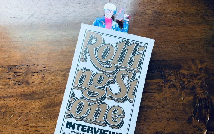 "Rolling Stone Interviews" (Jann S. Wenner, 2007): Un libro imperdible para los amantes de la música o del entretenimiento en general. Reúne algunas de sus mejores entrevistas en esta edición. Lo que me gusta es que puedes leerlo por partes, no necesitas seguir una secuencia de capítulos. Algunas de las entrevistas destacadas: la de John Lennon de 1971, Kurt Cobain en 1994 o la del Dalai Lama de 2001.