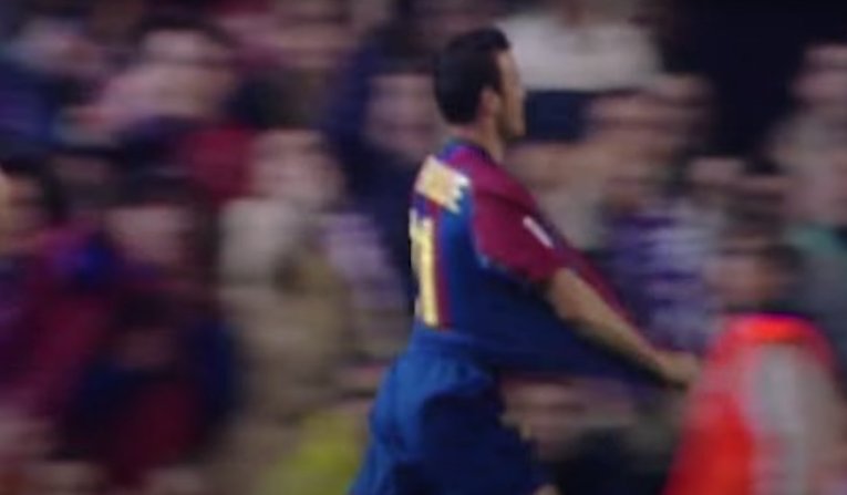 19 de abril de 2003 – Luis Enrique, exjugador blanco y ahora futbolista del Barça, celebra mostrando su camiseta a la afición de Real Madrid en el Santiago Bernabéu.