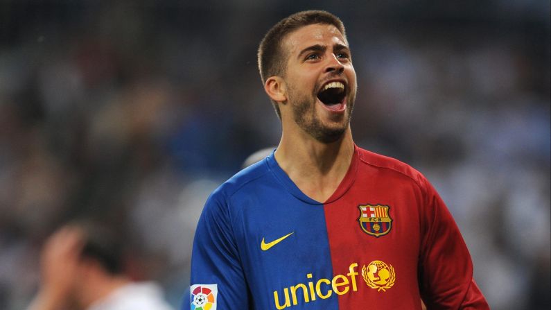 2 de mayo de 2009 – Tras anotar en la goleada culé (2-6) en el Bernabéu, Gerard Piqué muestra su camiseta a la afición merengue.