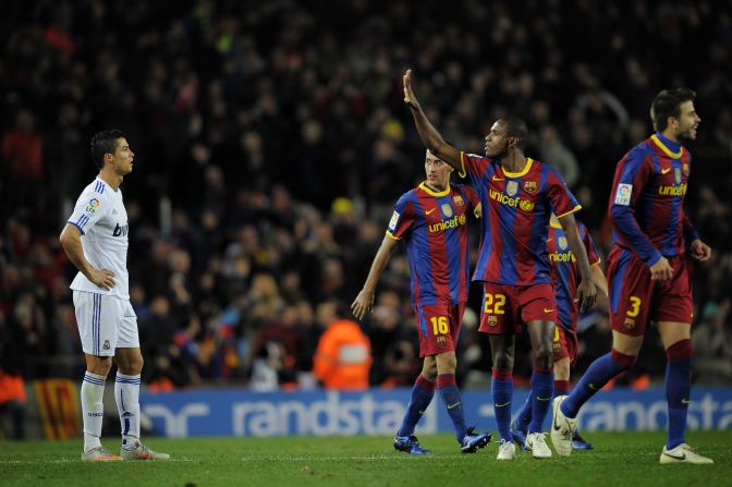 29 de noviembre de 2010 – Éric Abidal encara a Cristiano Ronaldo con la mano abierta, en referencia de los cinco goles anotados por su equipo en el triunfo blaugrana (5-0).