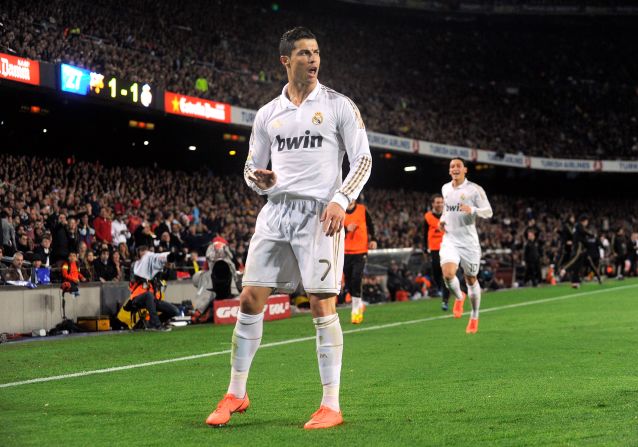 21 de abril de 2012 – Cristiano Ronaldo desempata el juego en el Camp Nou y pide calma a la afición barcelonista, señalando su poderío en la cancha.