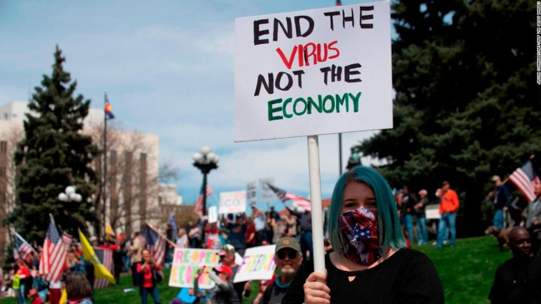 Manifestantes se reúnen alrededor del Capitolio de Colorado en Denver para protestar contra las órdenes de confinamiento por el coronavirus, durante una movilización de “ReOpen Colorado” el pasado 19 de abril.