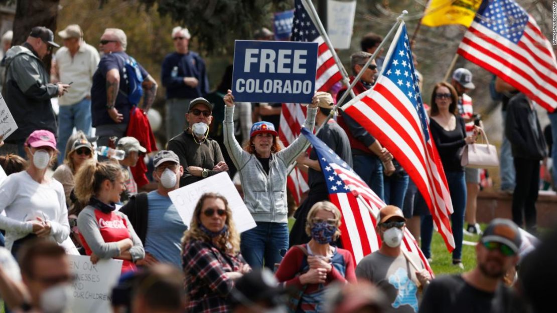 Manifestantes en el Capitolio de Colorado durante una protesta el 19 de abril contra la orden de confinamiento emitida por el gobernador Jared Polis.