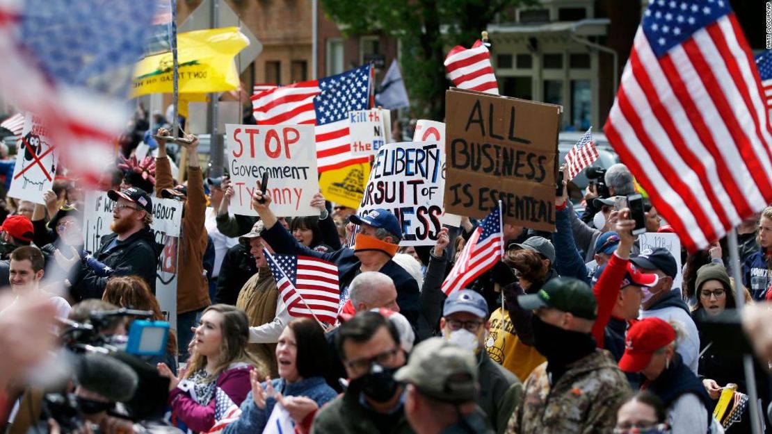 Manifestantes se reúnen en el Capitolio de Pensilvania, en Harrisburg, el 20 de abril de 2020, para exigir que el gobernador Tom Wolf reabra la economía del estado