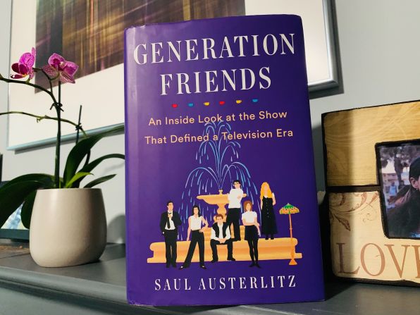 “Generation Friends: An Inside Look at the Show That Defined a Television Era” (Saul Austerlitz, 2019): Este libro debe estar sí o sí en tu estantería si eres fanático de la serie “Friends”. Austerlitz describe a detalle cómo los creadores del ‘sitcom’ llegaron a este producto que 25 años después sigue siendo consumido por un fiel público (en el que me incluyo). Descubrirás como llegaron los actores a sus personajes, quienes fueron considerados antes que ellos, información poco conocida de la serie y más.