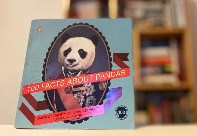 “100 facts about pandas” (David O’Doherty, Claudia O’Doherty, y Mike Ahern, 2009): Una irreverente colección de datos falsos sobre los pandas acompañada de jocosos montajes fotográficos. Especialmente recomendable para lectores con sentido del humor y sin miedo a los libros sin utilidad aparente.