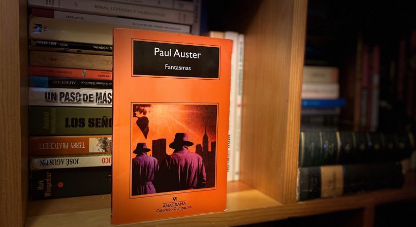 “Fantasmas” (Paul Auster, 1986): Es una novela detectivesca que te engancha y termina por ser un laberinto surrealista. Es cortita y disfrutable para un fin de semana en casa.