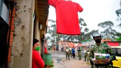 Al principio de la pandemia, las familias de escasos recursos que no tenían ingresos para comer, sacaban trapos rojos como señal de alerta.