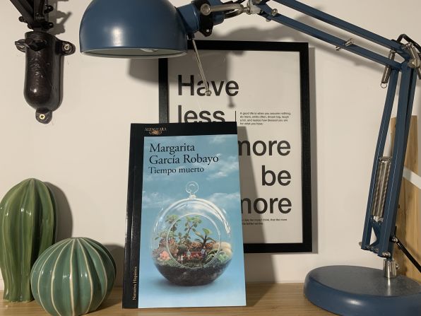 "Tiempo muerto" (Margarita García Robayo, 2017): El matrimonio, los hijos, el trabajo, la identidad nacional, pilares de esta novela breve que pone al descubierto ese "tiempo muerto" en el que puede convertirse el día a día de una pareja. Ideal para la cuarentena.