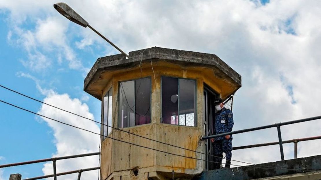 Un guardia vigila la prisión de Bellavista en Medellín, Colombia.