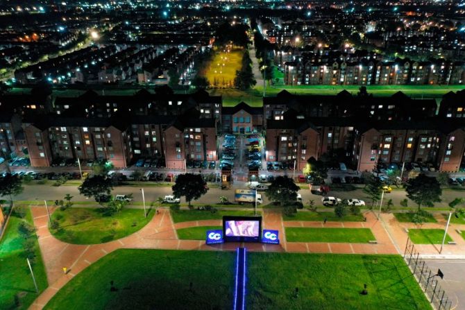 Vista aérea de la proyección de la película en la pantalla gigante en el parque.