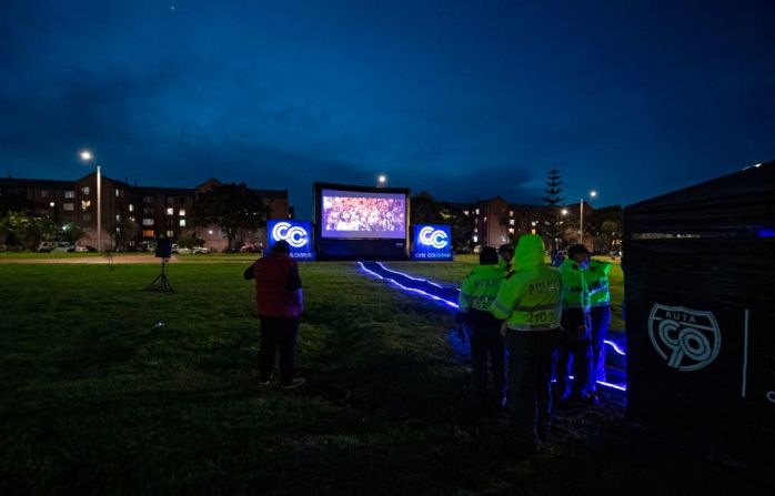 Con ayuda de la Policía Nacional, se instaló una pantalla inflable gigante. Los policías también cantaron y bailaron, según explicó el presidente de Cine Colombia, Munir Falah.