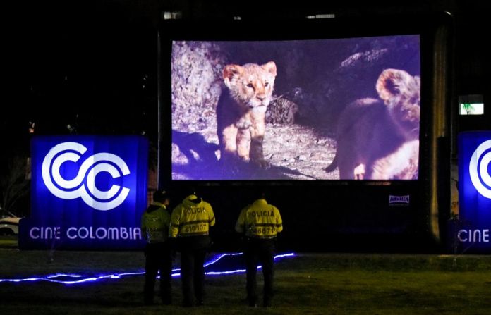 La proyección es parte del programa "Ruta 90 desde los balcones", una iniciativa de una empresa de cine local, Cine Colombia.