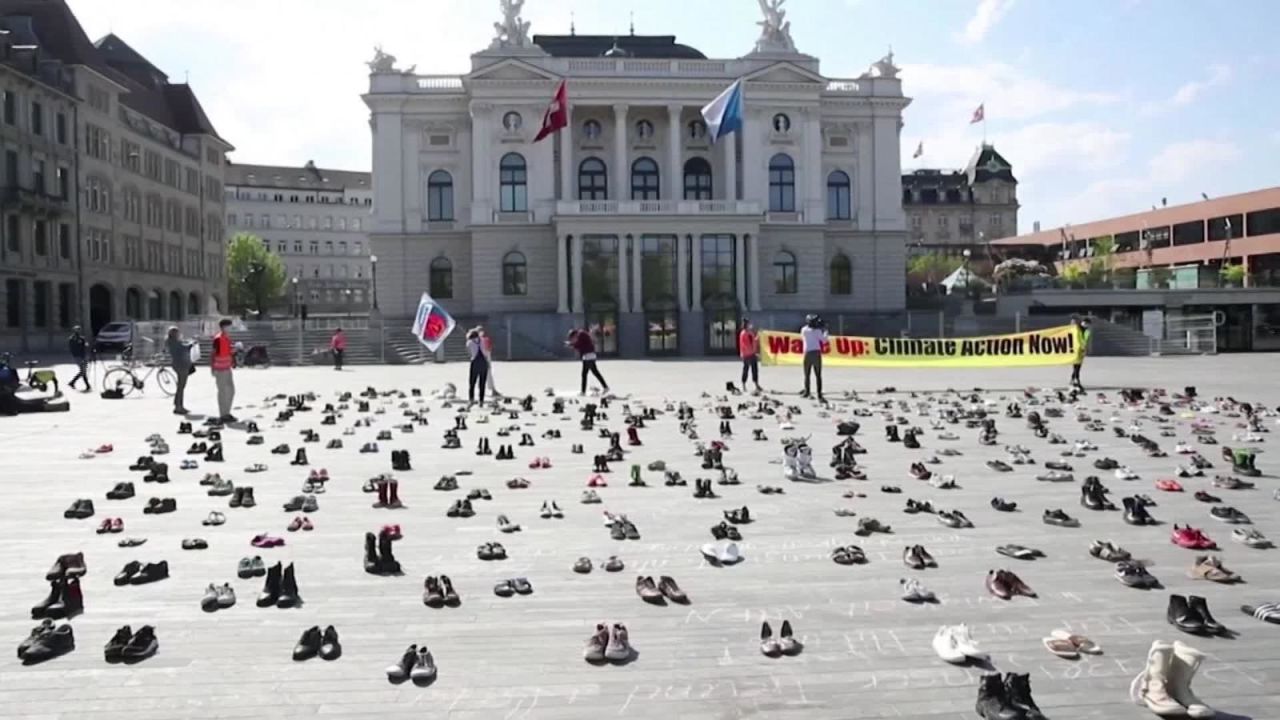 CNNE 816642 - peculiar manifestacion contra el cambio climatico en suiza