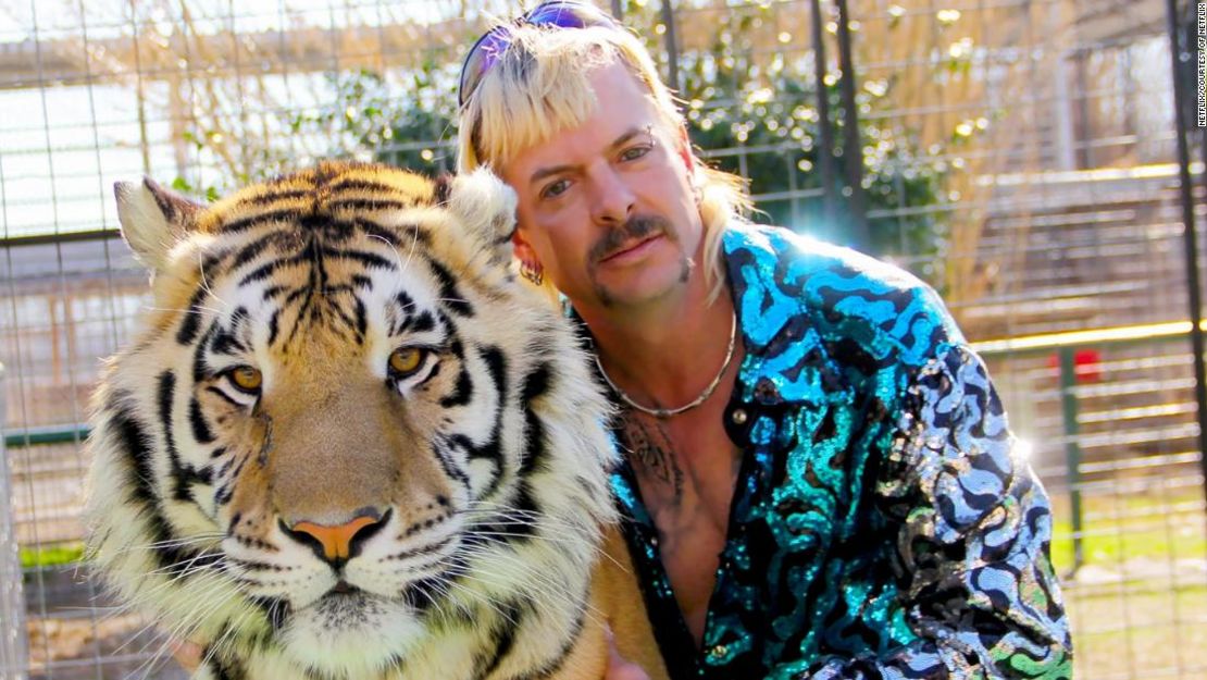 Joseph Maldonado-Passage, también conocido como Joe Exotic, y uno de sus gatos en la docuserie de Netflix "Tiger King: Murder, Mayhem and Madness".